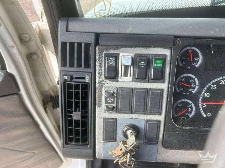 2003-freightliner-fl60-image-12