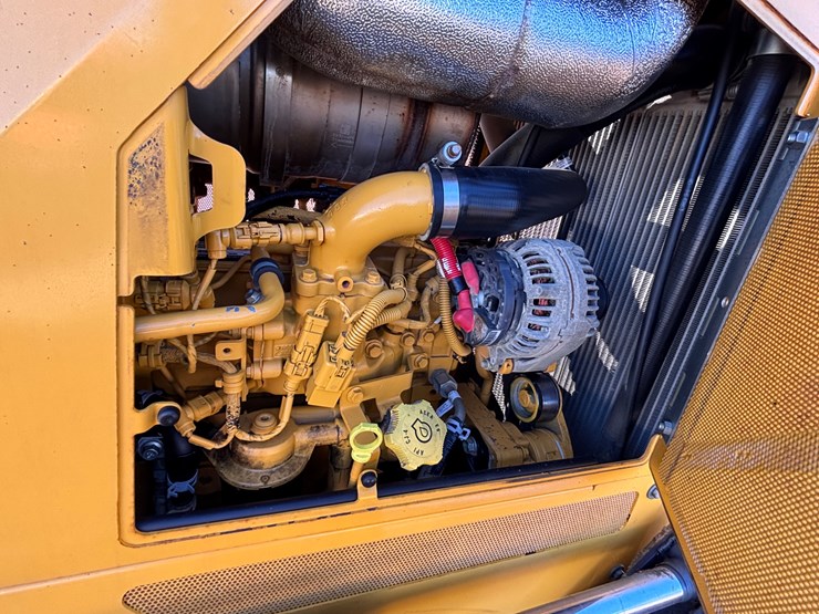 2022-deere-650k-lgp-image-24