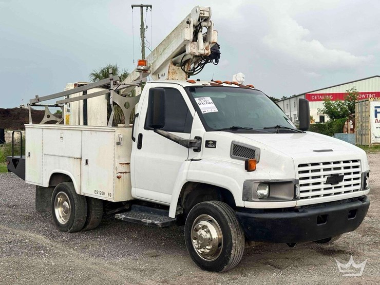 2005-chevrolet-c4500-altec-bucket-truck-image-2
