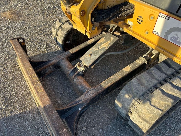 2013-deere-27d-image-21