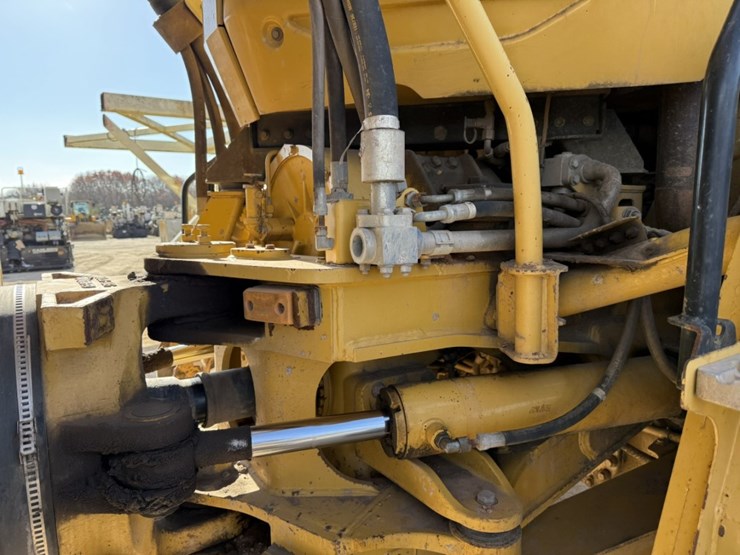 2010-caterpillar-740-image-46
