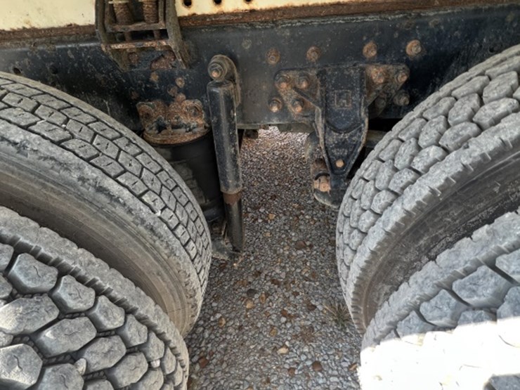 2018-international-7400-image-3