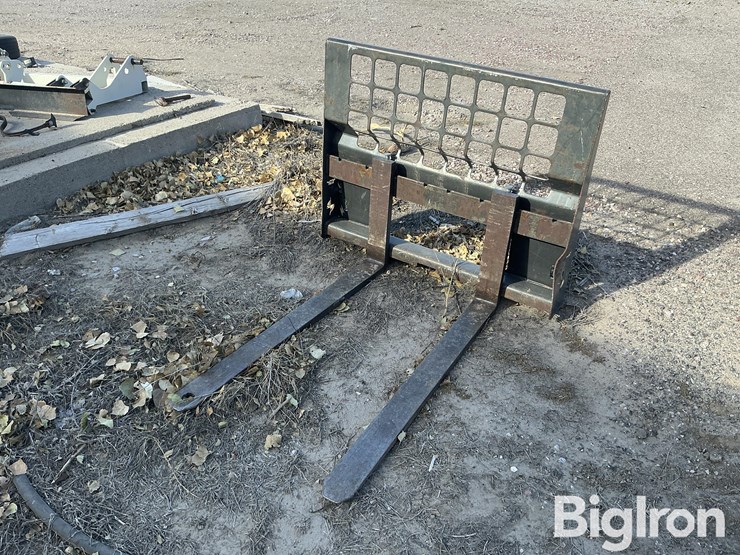 skid-steer-pallet-forks-image-1