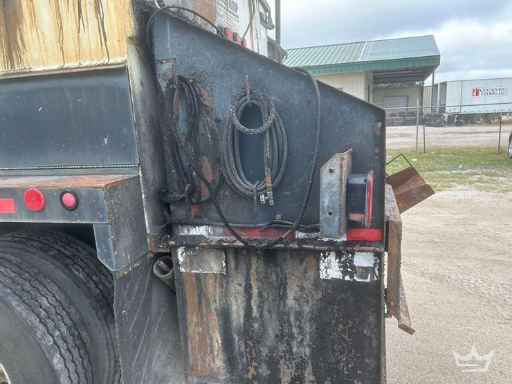 2014-freightliner-m2-106-image-37