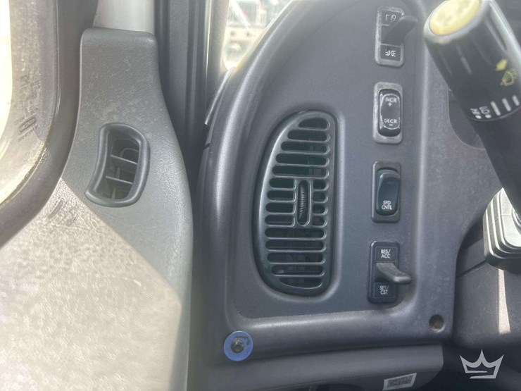 2005-freightliner-m2-106-image-17