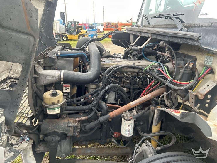 2004-freightliner-fl60-image-14