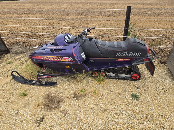 #5941-•-ski-doo-583-snowmobile--**for-parts-only**-image-2