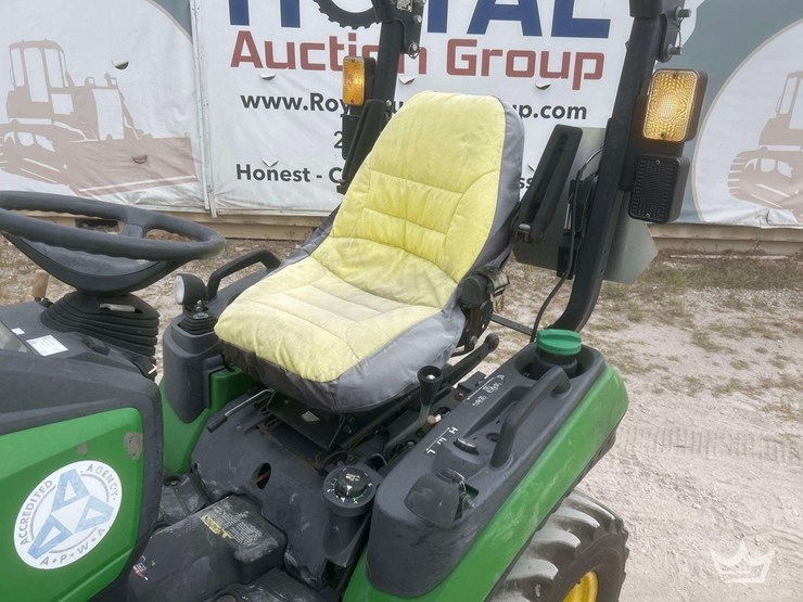 john-deere-1025r-sub-compact-tractor-mower-image-5