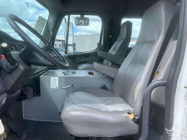 2005-freightliner-m2-106-image-21