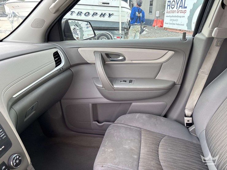 2015-chevrolet-traverse-image-16