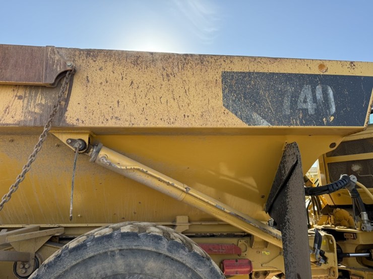 2010-caterpillar-740-image-40