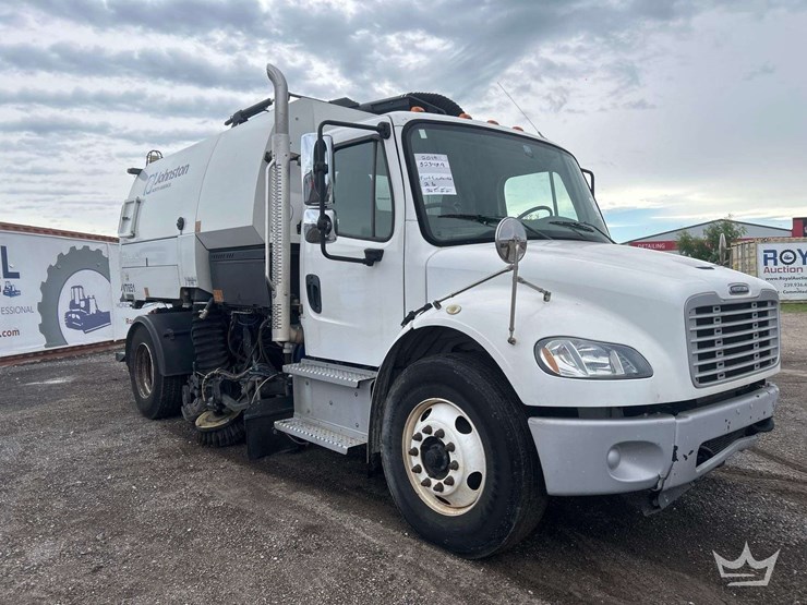 2019-freightliner-m2-106-image-2