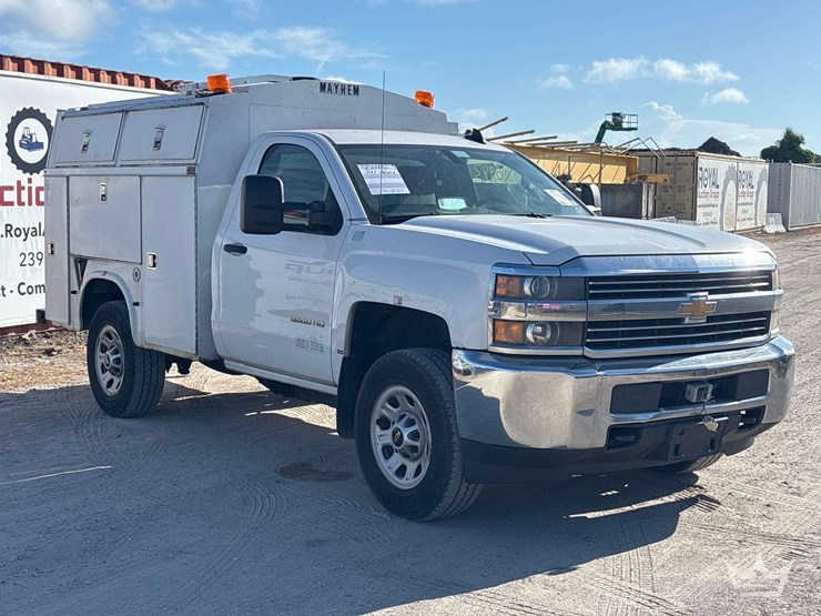 2015-chevrolet-silverado-3500hd-image-2