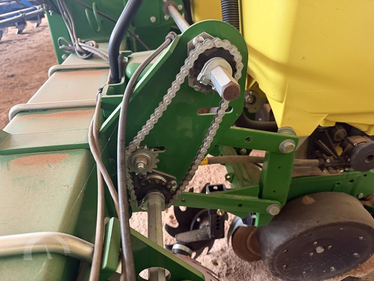 2021-john-deere-1725-image-14