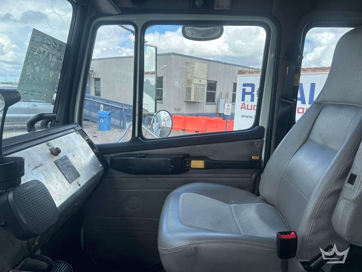 2004-freightliner-fl60-image-12