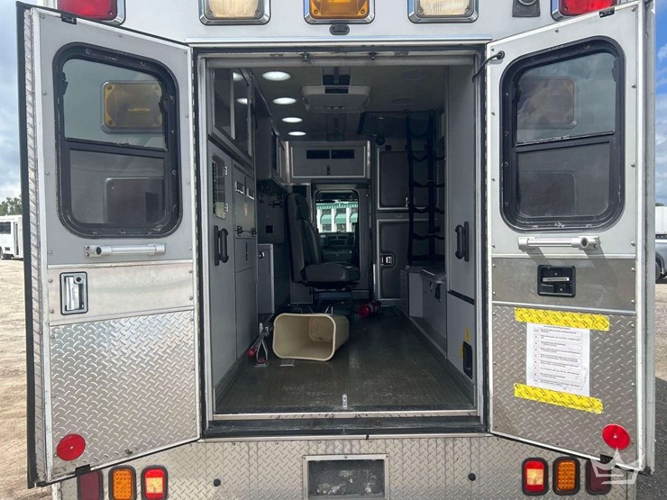 2004-freightliner-fl60-image-27