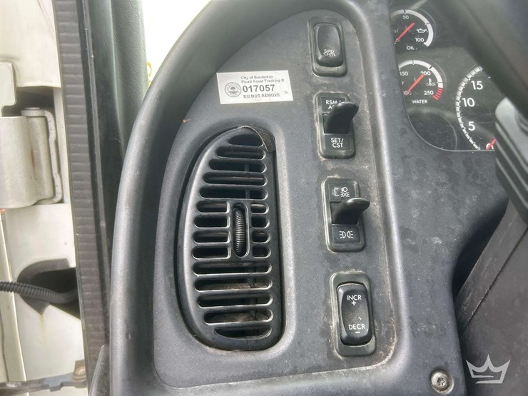 2014-freightliner-m2-106-image-14