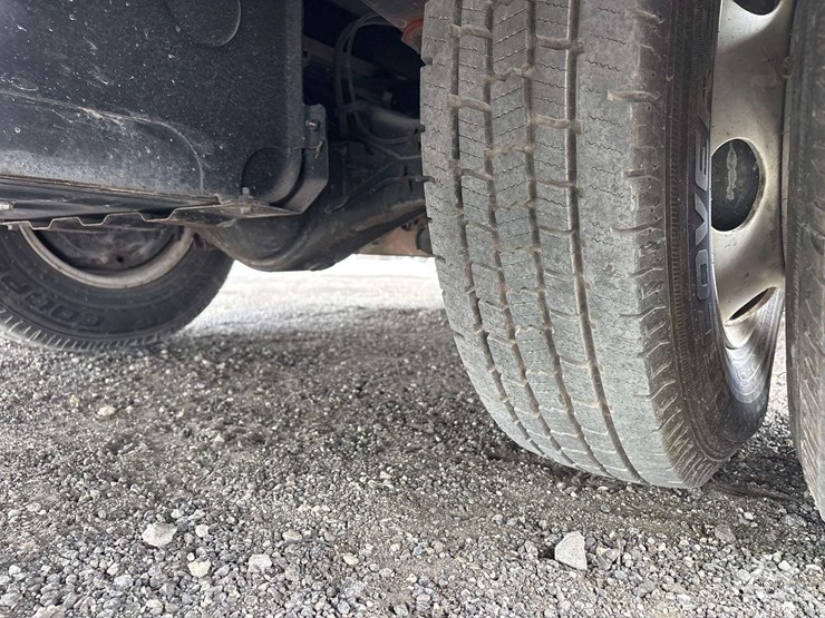 2011-isuzu-npr-image-23