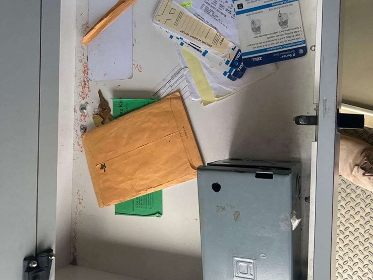 2004-freightliner-fl60-image-33