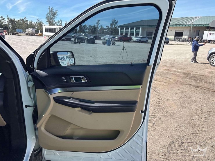 2017-ford-explorer-image-22