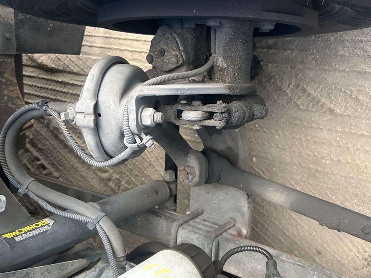 2004-freightliner-fl60-image-17