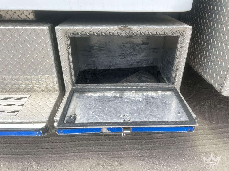 2005-freightliner-m2-106-image-23