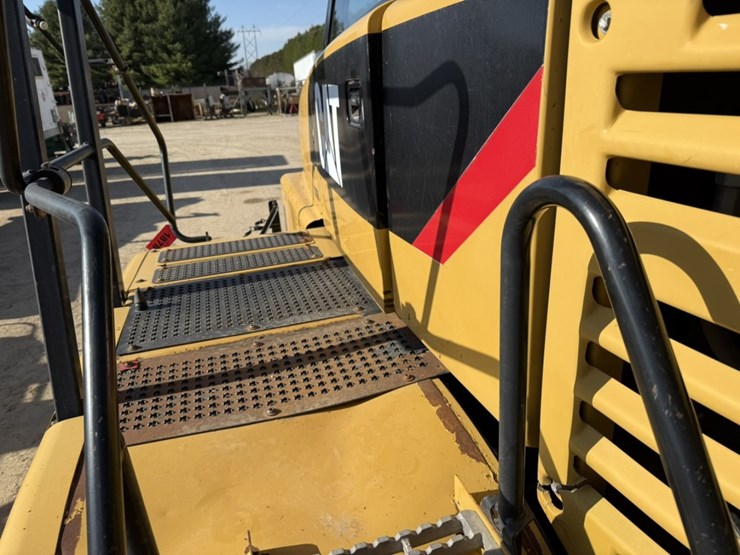 2010-caterpillar-740-image-68