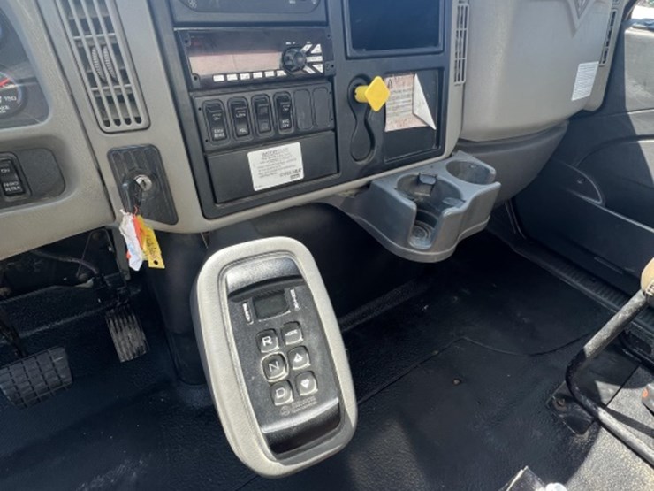 2018-international-7400-image-16