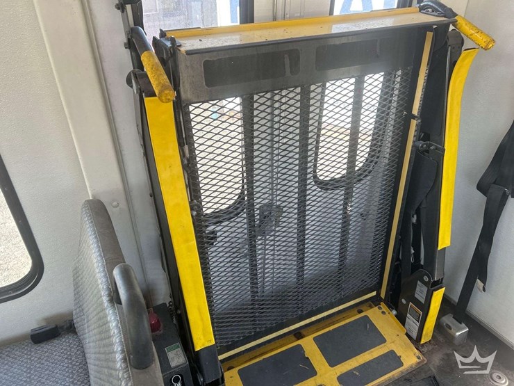 2014-ford-e-450-super-duty-shuttle-bus-image-22