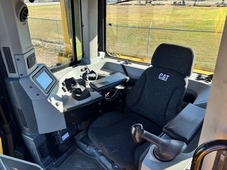 2019-caterpillar-d8t-image-39