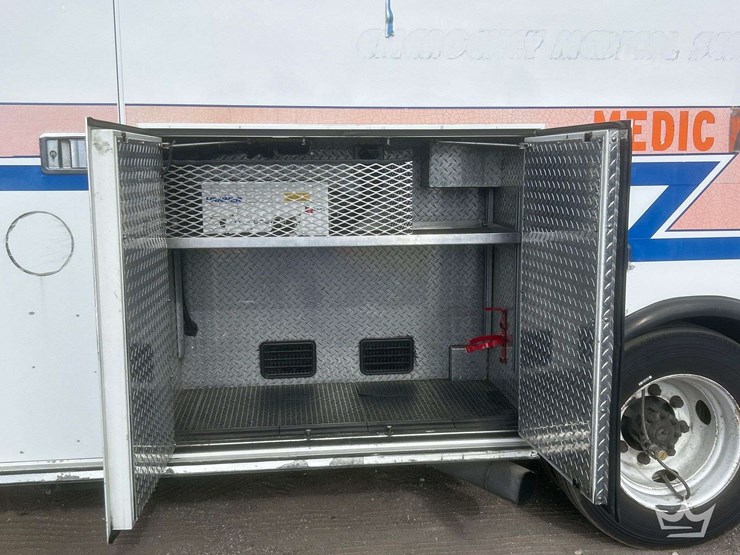 2003-freightliner-fl60-image-24