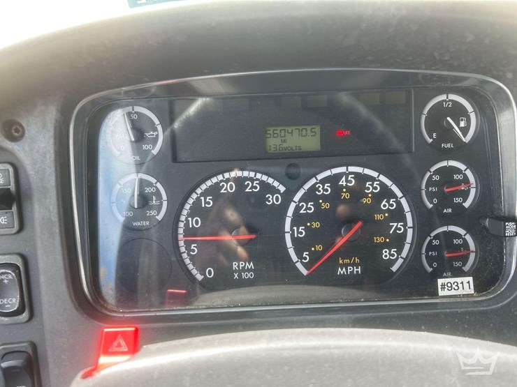 2005-freightliner-m2-106-image-14