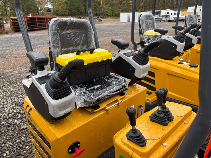 #82-•-cfg-industrial-mx12rx-mini-excavator-image-2