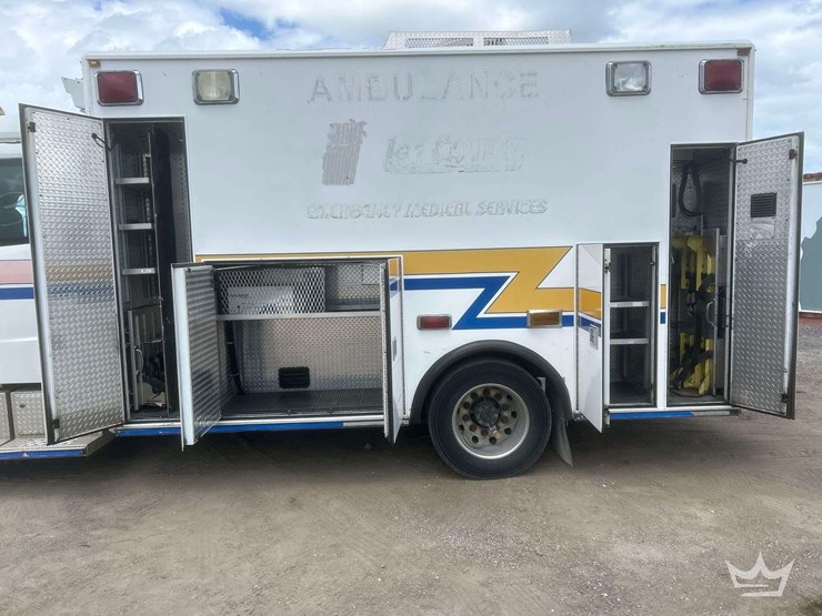 2005-freightliner-m2-106-image-41