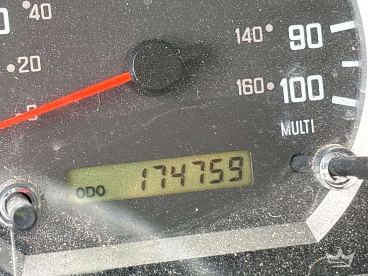 2011-isuzu-npr-image-8