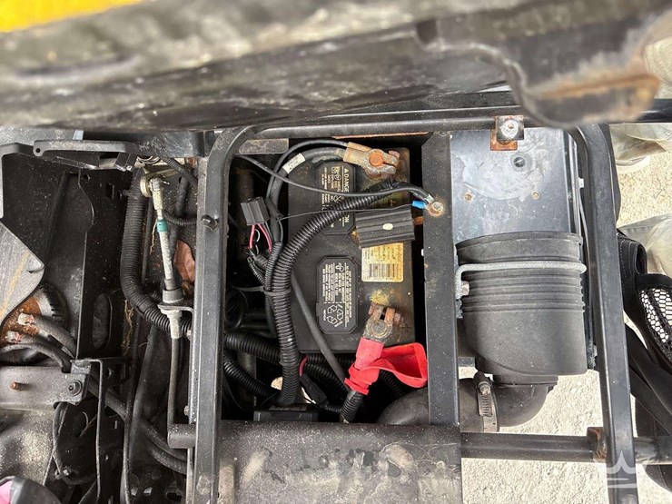 2021-john-deere-gator-image-11