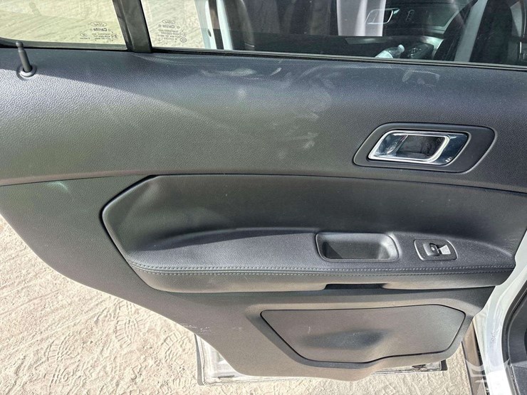 2017-ford-explorer-image-19