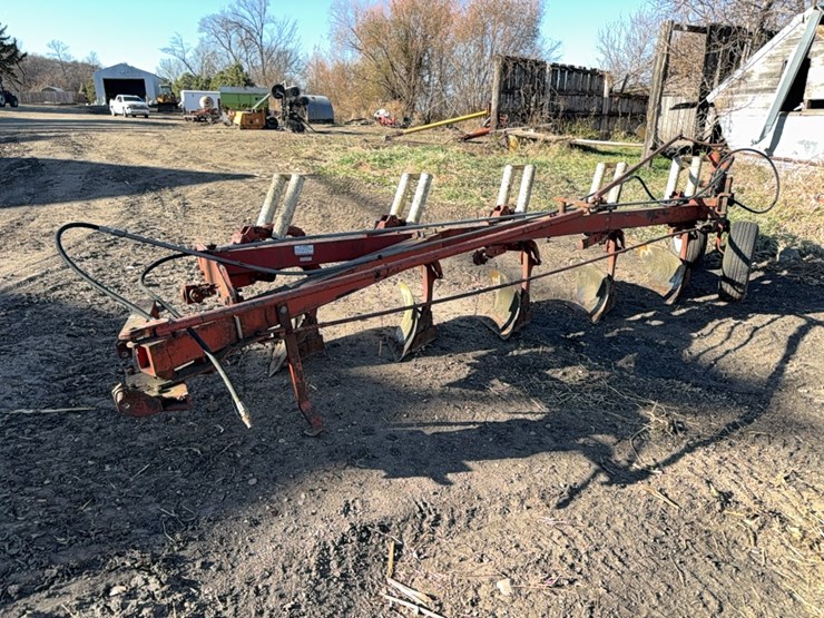 international-710-image-3