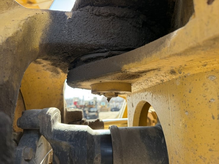 2010-caterpillar-740-image-50