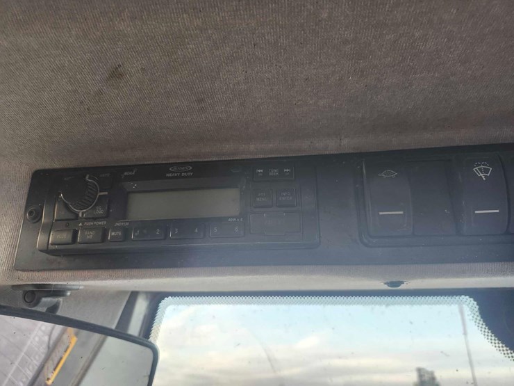 john-deere-324-image-57