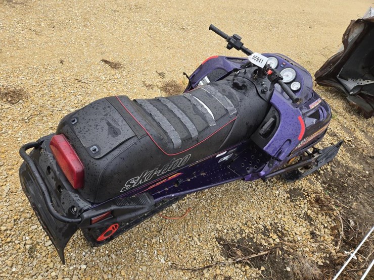 #5941-•-ski-doo-583-snowmobile--**for-parts-only**-image-4