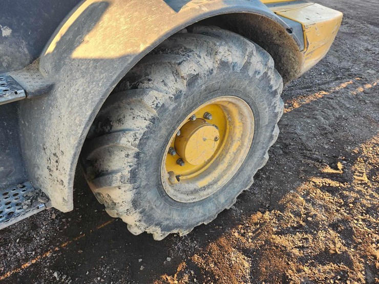 john-deere-324-image-15