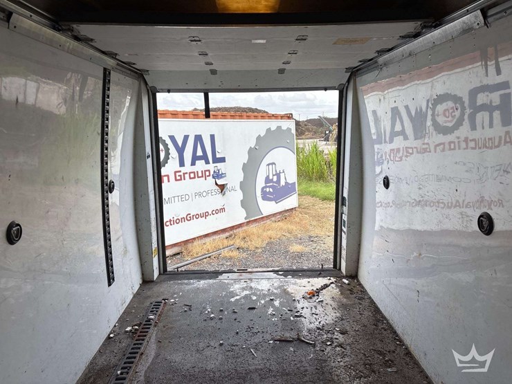 2011-isuzu-npr-image-21