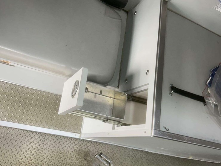 2005-freightliner-m2-106-image-64