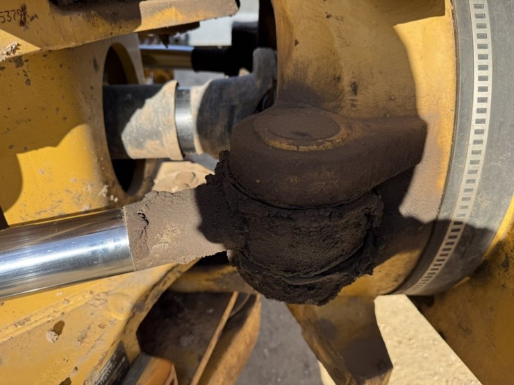 2010-caterpillar-740-image-19