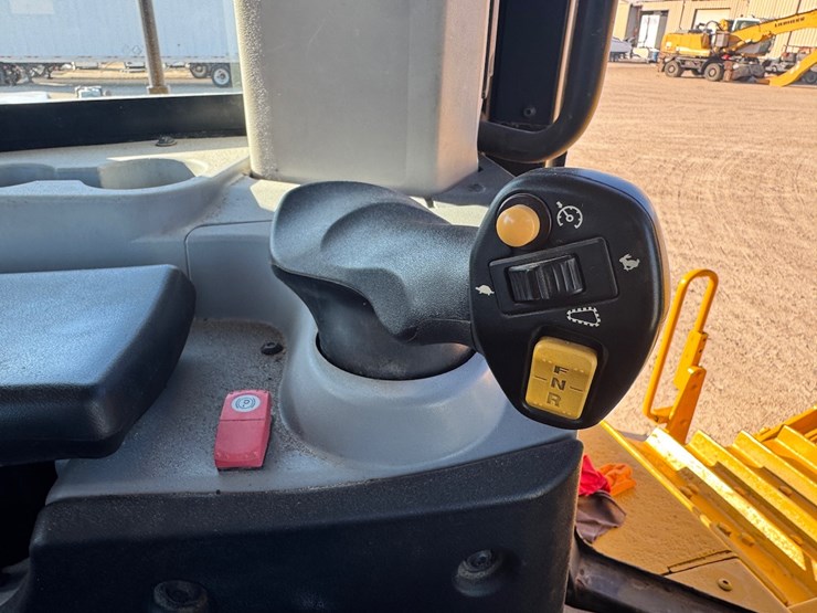 2019-caterpillar-d8t-image-50