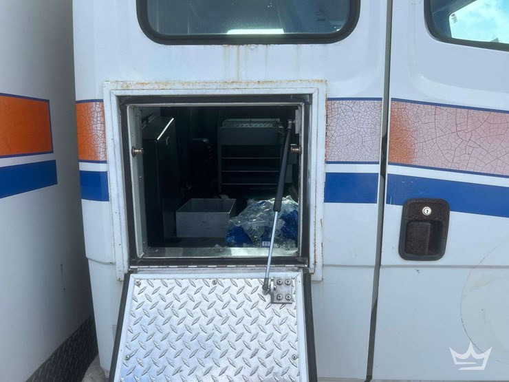 2003-freightliner-fl60-image-57