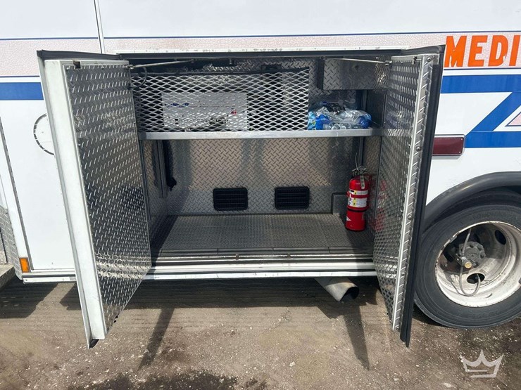 2004-freightliner-fl60-image-23