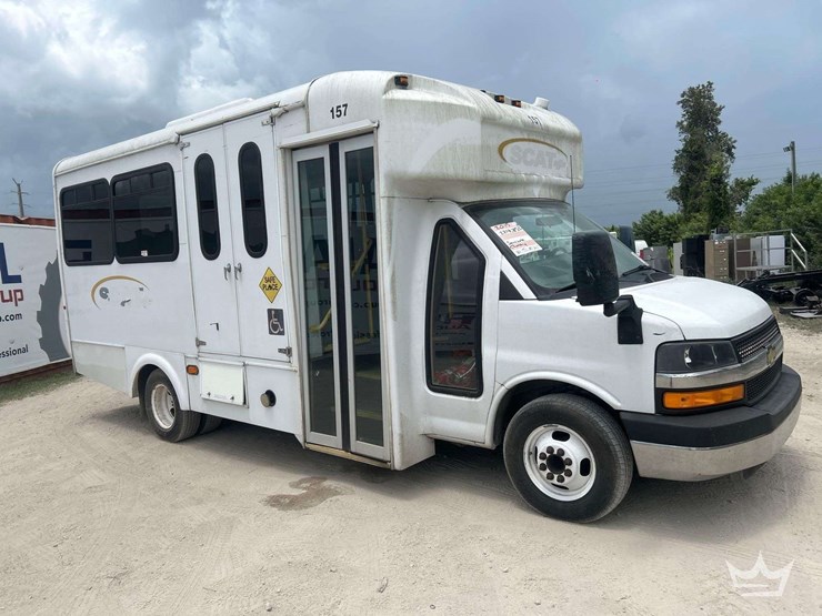 2015-chevrolet-express-4500-image-2