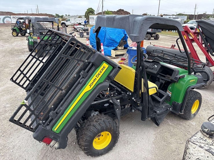 2021-john-deere-gator-image-3